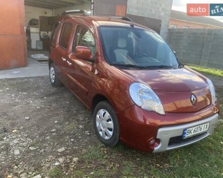 Красный Рено Кенгу, объемом двигателя 1.6 л и пробегом 154 тыс. км за 9400 $, фото 2 на Automoto.ua
