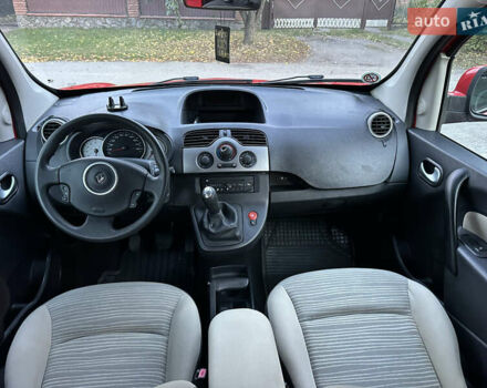 Красный Рено Кенгу, объемом двигателя 1.6 л и пробегом 180 тыс. км за 7550 $, фото 76 на Automoto.ua