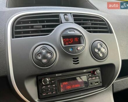 Рено Кенгу 2015 в Киеве на Automoto.ua Красный Рено Кенгу, объемом двигателя 1.5 л и пробегом 205 тыс. км за 12250 $, фото 13 на Automoto.ua