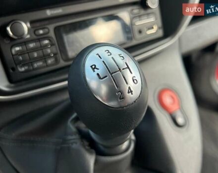 Рено Кенгу 2015 в Киеве на Automoto.ua Красный Рено Кенгу, объемом двигателя 1.5 л и пробегом 205 тыс. км за 12250 $, фото 75 на Automoto.ua