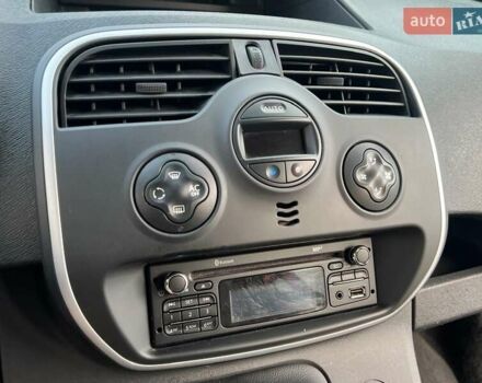 Рено Кенгу 2015 в Киеве на Automoto.ua Красный Рено Кенгу, объемом двигателя 1.5 л и пробегом 205 тыс. км за 12250 $, фото 76 на Automoto.ua