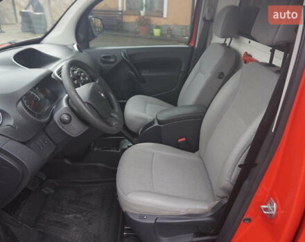 Рено Кенгу 2019 в Самборе на Automoto.ua Красный Рено Кенгу, объемом двигателя 0 л и пробегом 76 тыс. км за 11000 $, фото 26 на Automoto.ua