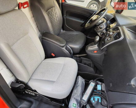 Красный Рено Кенгу, объемом двигателя 0 л и пробегом 53 тыс. км за 11499 $, фото 11 на Automoto.ua