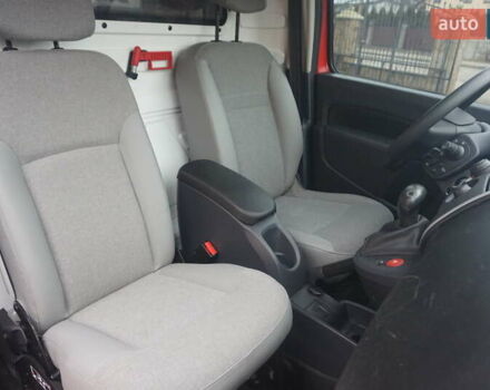 Красный Рено Кенгу, объемом двигателя 0 л и пробегом 44 тыс. км за 11777 $, фото 42 на Automoto.ua