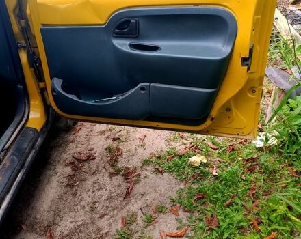 Желтый Рено Кенгу, объемом двигателя 1.4 л и пробегом 233 тыс. км за 2200 $, фото 4 на Automoto.ua