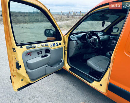 Желтый Рено Кенгу, объемом двигателя 1.5 л и пробегом 250 тыс. км за 2100 $, фото 19 на Automoto.ua