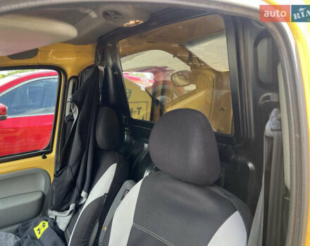 Желтый Рено Кенгу, объемом двигателя 1.46 л и пробегом 337 тыс. км за 2400 $, фото 2 на Automoto.ua