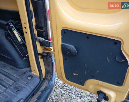 Желтый Рено Кенгу, объемом двигателя 0 л и пробегом 99 тыс. км за 8900 $, фото 26 на Automoto.ua