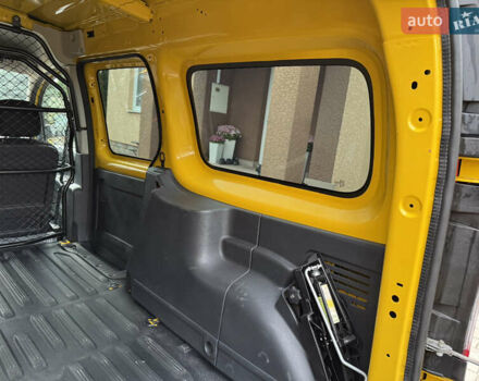 Желтый Рено Кенгу, объемом двигателя 0 л и пробегом 50 тыс. км за 10404 $, фото 41 на Automoto.ua