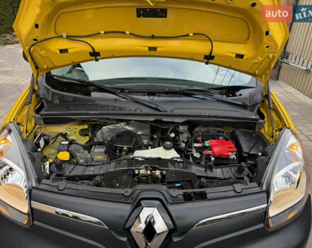 Желтый Рено Кенгу, объемом двигателя 0 л и пробегом 50 тыс. км за 10404 $, фото 50 на Automoto.ua