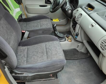 Желтый Рено Кенгу, объемом двигателя 1.5 л и пробегом 204 тыс. км за 4500 $, фото 3 на Automoto.ua