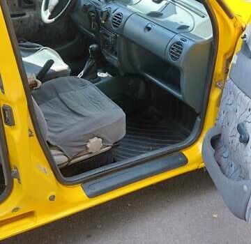Желтый Рено Кенгу, объемом двигателя 1.9 л и пробегом 257 тыс. км за 3300 $, фото 7 на Automoto.ua