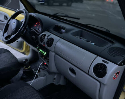 Желтый Рено Кенгу, объемом двигателя 1.5 л и пробегом 300 тыс. км за 4000 $, фото 9 на Automoto.ua