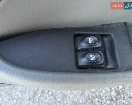 Рено Кєнгу 2005 у Каменце-Подольском на Automoto.ua Жовтий Рено Кєнгу, об'ємом двигуна 1.6 л та пробігом 190 тис. км за 4800 $, фото 7 на Automoto.ua