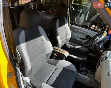 Желтый Рено Кенгу, объемом двигателя 1.46 л и пробегом 232 тыс. км за 4300 $, фото 2 на Automoto.ua