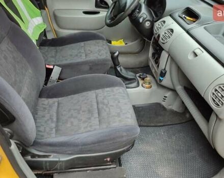 Желтый Рено Кенгу, объемом двигателя 1.5 л и пробегом 204 тыс. км за 4500 $, фото 3 на Automoto.ua