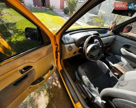 Желтый Рено Кенгу, объемом двигателя 1.46 л и пробегом 232 тыс. км за 4300 $, фото 12 на Automoto.ua