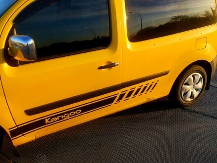 Желтый Рено Кенгу, объемом двигателя 1.5 л и пробегом 1 тыс. км за 5500 $, фото 1 на Automoto.ua