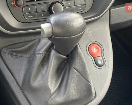 Серый Рено Кенгу, объемом двигателя 0 л и пробегом 91 тыс. км за 12200 $, фото 31 на Automoto.ua