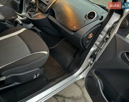 Серый Рено Кенгу, объемом двигателя 1.5 л и пробегом 172 тыс. км за 12999 $, фото 96 на Automoto.ua