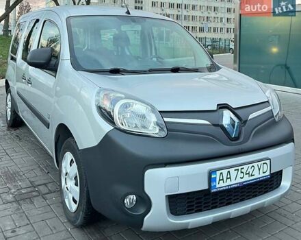 Серый Рено Кенгу, объемом двигателя 0 л и пробегом 35 тыс. км за 10000 $, фото 6 на Automoto.ua