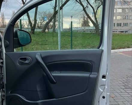 Серый Рено Кенгу, объемом двигателя 0 л и пробегом 35 тыс. км за 10000 $, фото 11 на Automoto.ua