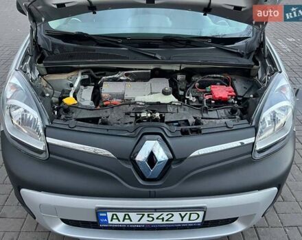 Серый Рено Кенгу, объемом двигателя 0 л и пробегом 35 тыс. км за 10000 $, фото 19 на Automoto.ua