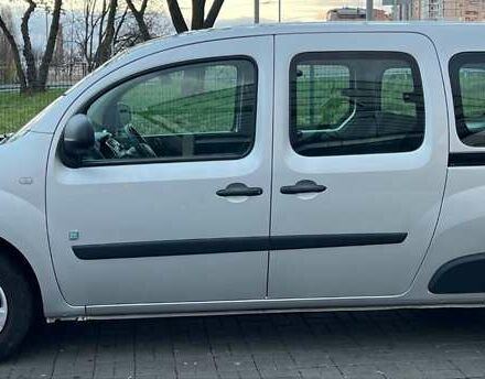 Серый Рено Кенгу, объемом двигателя 0 л и пробегом 35 тыс. км за 10000 $, фото 2 на Automoto.ua