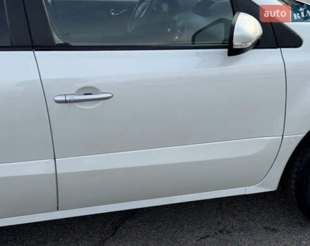 Белый Рено Колеос, объемом двигателя 2 л и пробегом 226 тыс. км за 12500 $, фото 12 на Automoto.ua