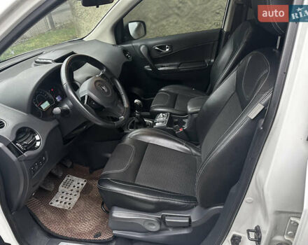 Белый Рено Колеос, объемом двигателя 2 л и пробегом 250 тыс. км за 11000 $, фото 3 на Automoto.ua