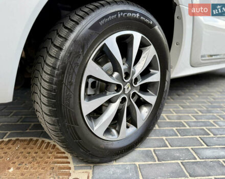 Белый Рено Колеос, объемом двигателя 2 л и пробегом 192 тыс. км за 15500 $, фото 11 на Automoto.ua