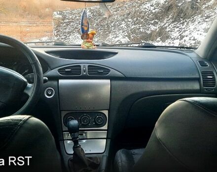 Красный Рено Лагуна, объемом двигателя 1.9 л и пробегом 300 тыс. км за 2000 $, фото 2 на Automoto.ua