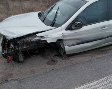 Зеленый Рено Лагуна, объемом двигателя 2 л и пробегом 200 тыс. км за 1300 $, фото 3 на Automoto.ua