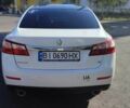 Белый Рено Латитьюд, объемом двигателя 2.5 л и пробегом 210 тыс. км за 8800 $, фото 5 на Automoto.ua
