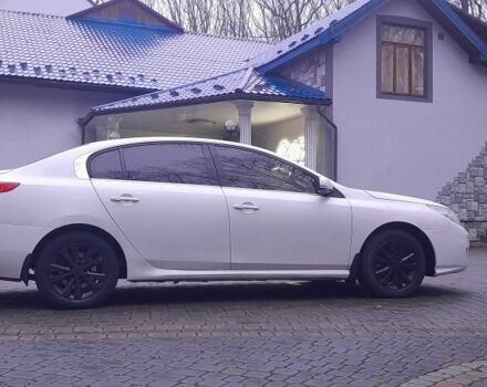 Белый Рено Латитьюд, объемом двигателя 2 л и пробегом 286 тыс. км за 9566 $, фото 3 на Automoto.ua