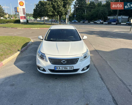 Белый Рено Латитьюд, объемом двигателя 2 л и пробегом 37 тыс. км за 12999 $, фото 3 на Automoto.ua