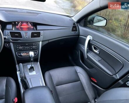 Білий Рено Латітьюд, об'ємом двигуна 2 л та пробігом 45 тис. км за 12800 $, фото 41 на Automoto.ua