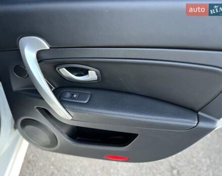 Білий Рено Латітьюд, об'ємом двигуна 2 л та пробігом 45 тис. км за 12800 $, фото 42 на Automoto.ua