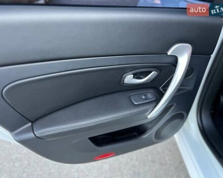 Білий Рено Латітьюд, об'ємом двигуна 2 л та пробігом 45 тис. км за 12800 $, фото 34 на Automoto.ua