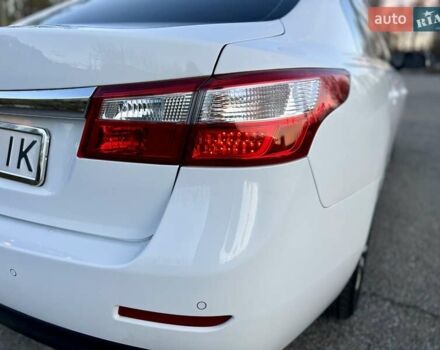 Білий Рено Латітьюд, об'ємом двигуна 2 л та пробігом 45 тис. км за 12800 $, фото 13 на Automoto.ua