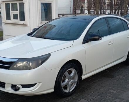 Белый Рено Латитьюд, объемом двигателя 2 л и пробегом 228 тыс. км за 8000 $, фото 1 на Automoto.ua