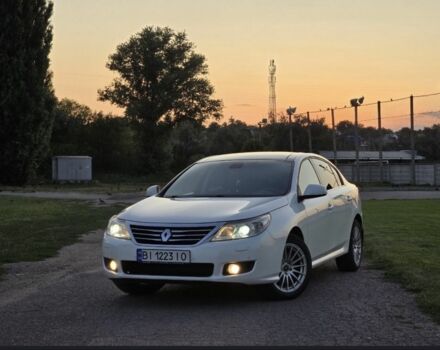 Белый Рено Латитьюд, объемом двигателя 2.5 л и пробегом 215 тыс. км за 8005 $, фото 1 на Automoto.ua