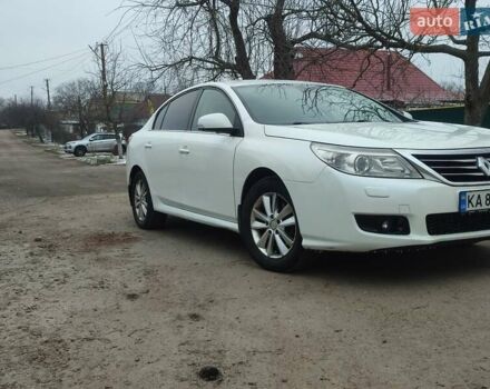 Белый Рено Латитьюд, объемом двигателя 2 л и пробегом 259 тыс. км за 7300 $, фото 1 на Automoto.ua