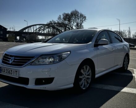 Белый Рено Латитьюд, объемом двигателя 2.5 л и пробегом 171 тыс. км за 8000 $, фото 1 на Automoto.ua