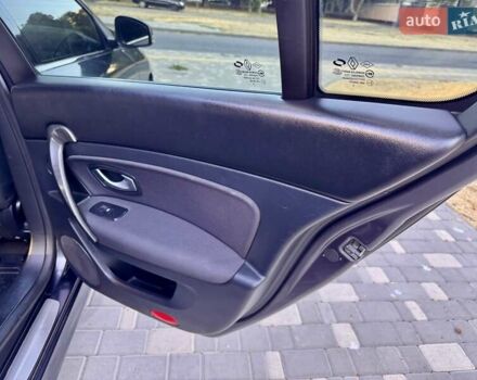 Рено Латитьюд 2011 в Одессе на Automoto.ua Серый Рено Латитьюд, объемом двигателя 2 л и пробегом 161 тыс. км за 6999 $, фото 27 на Automoto.ua