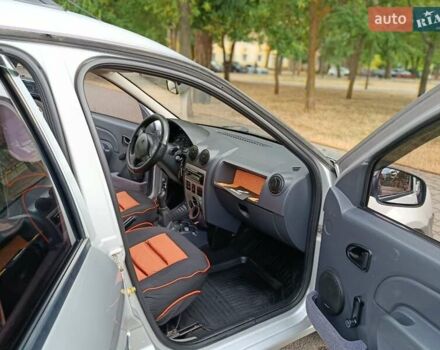 Серый Рено Логан МСВ, объемом двигателя 1.6 л и пробегом 219 тыс. км за 6800 $, фото 5 на Automoto.ua