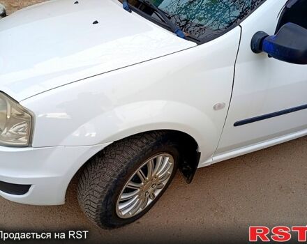 Белый Рено Логан, объемом двигателя 1.4 л и пробегом 300 тыс. км за 3500 $, фото 2 на Automoto.ua