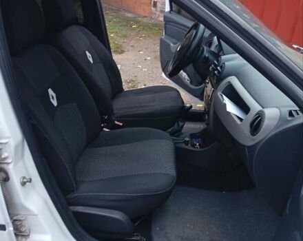 Белый Рено Логан, объемом двигателя 1.4 л и пробегом 300 тыс. км за 3500 $, фото 4 на Automoto.ua