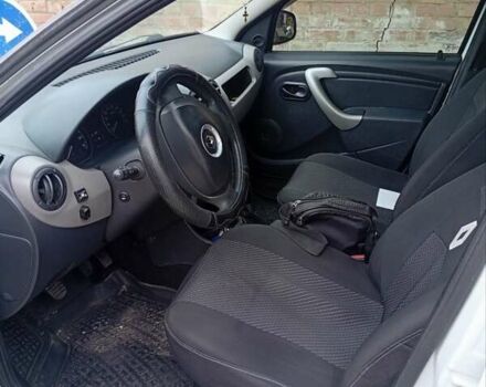 Белый Рено Логан, объемом двигателя 1.4 л и пробегом 300 тыс. км за 3500 $, фото 2 на Automoto.ua