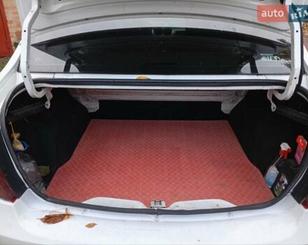 Белый Рено Логан, объемом двигателя 1.4 л и пробегом 300 тыс. км за 3500 $, фото 3 на Automoto.ua